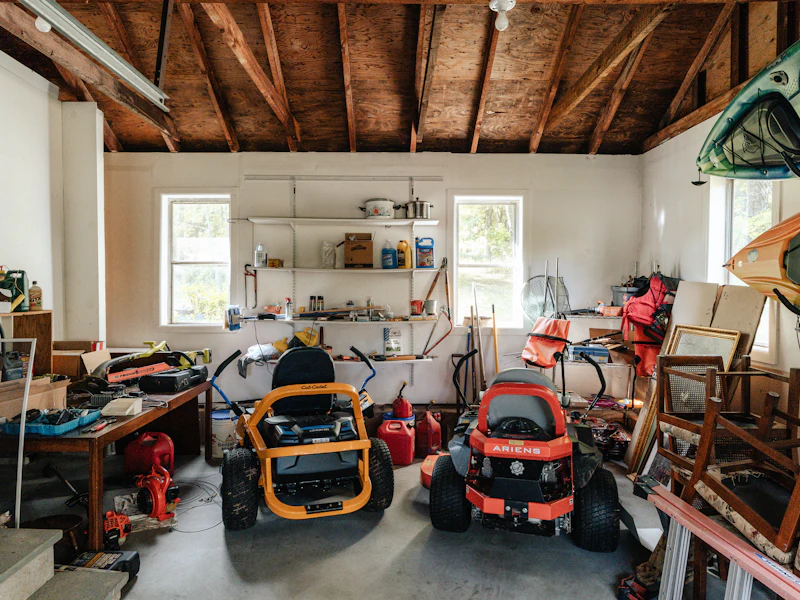 Vollgestellte Garage mit Gerümpel vor der Entrümpelung